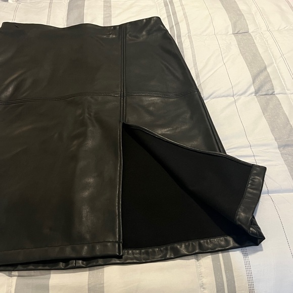 Anne Klein Black faux Leather Pencil Skirt - Picture 2 of 6